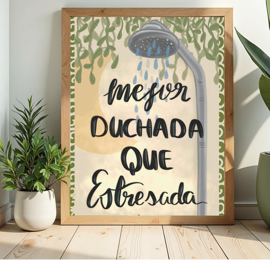 Lámina decorativa para el aseo con ilustración de alcachofa de ducha y tipografía moderna de JR.Ilustracions.