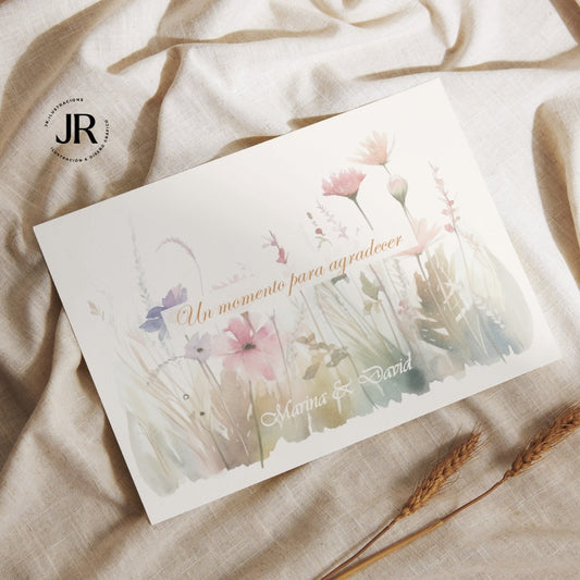 Tarjeta de agradecimiento impresa a doble cara con imágenes del día de la boda y flores silvestres primaverales.