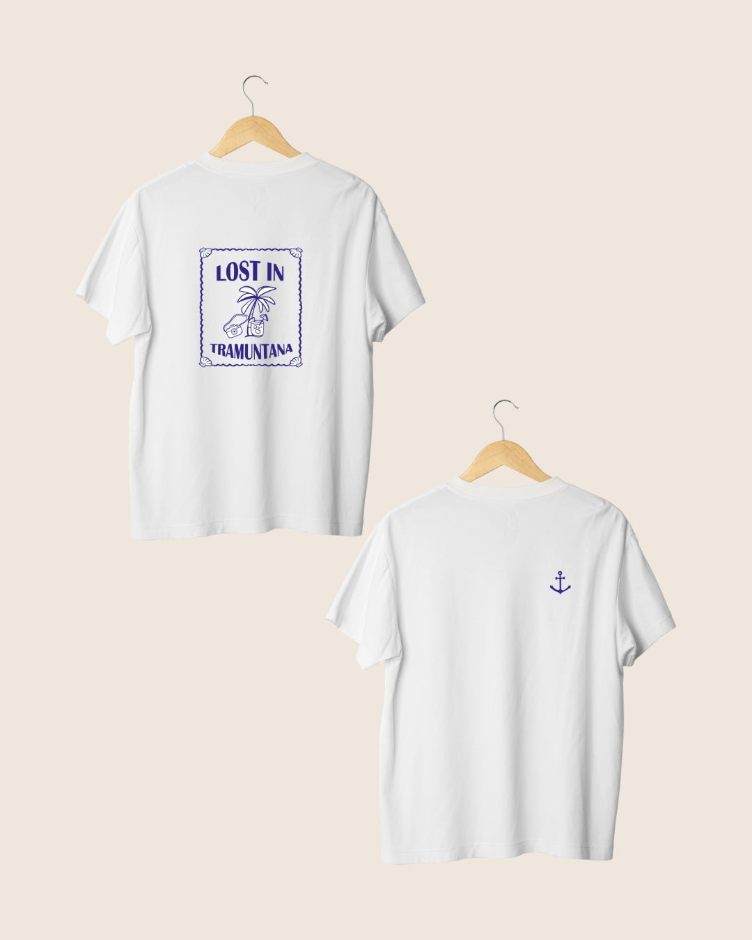 Detalle en el pecho de la camiseta blanca unisex Lost in Tramuntana, con la silueta minimalista de un ancla clásica en color azul tinta.