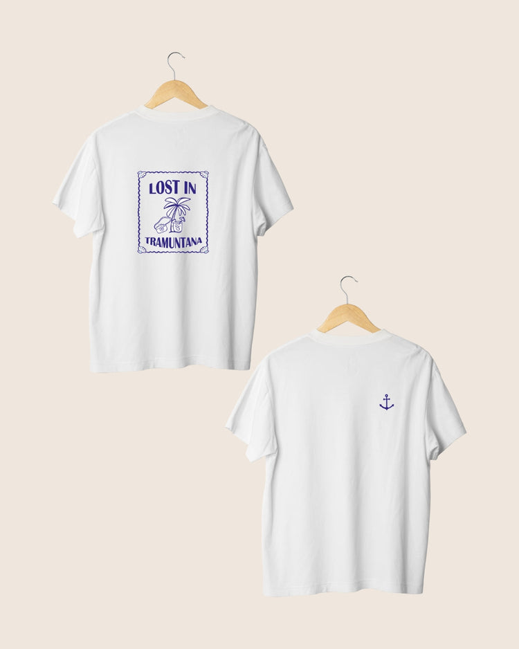 Detalle en el pecho de la camiseta blanca unisex Lost in Tramuntana, con la silueta minimalista de un ancla clásica en color azul tinta.