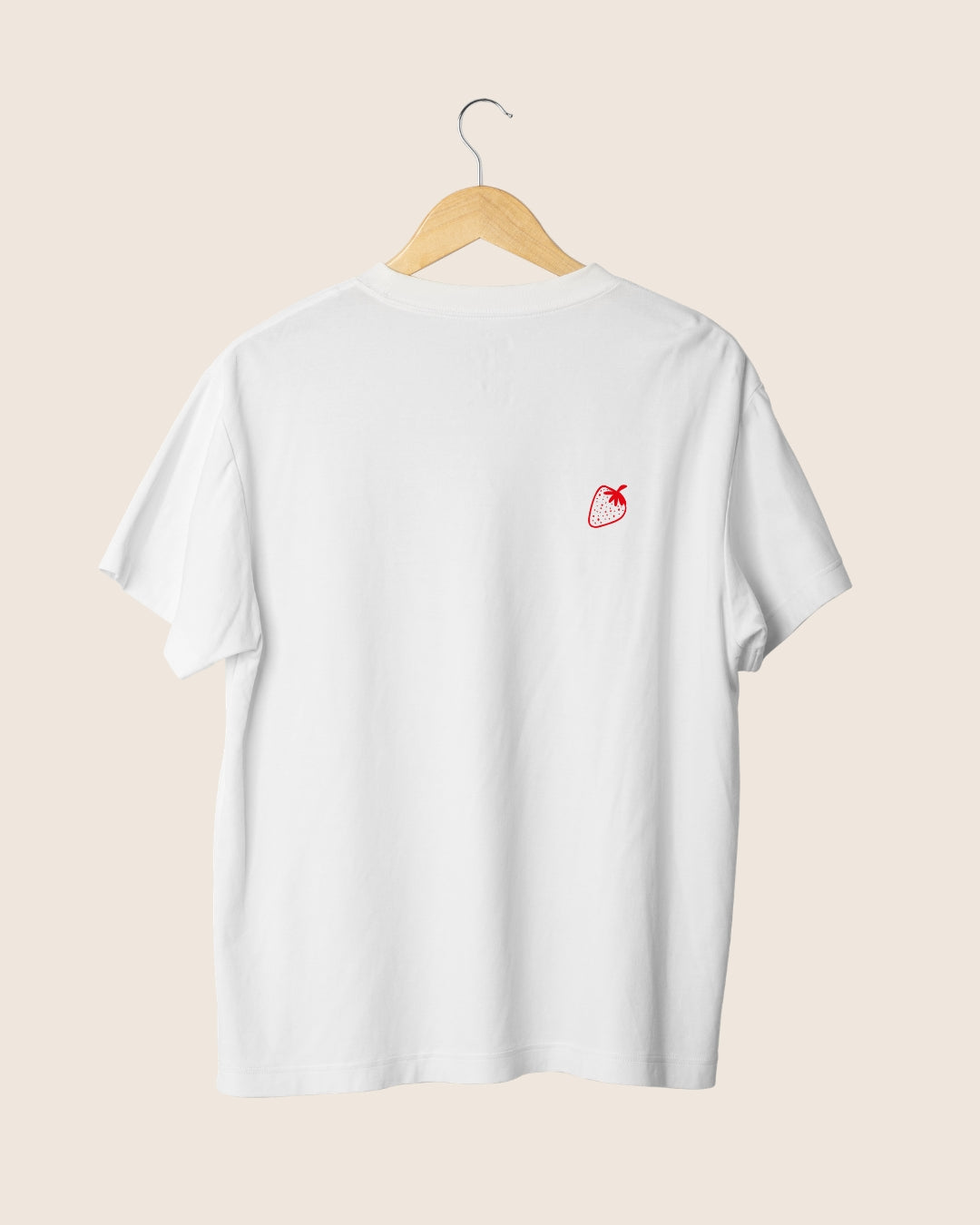 Camiseta blanca unisex con ilustración minimalista en el pecho izquierdo de una fresa roja.