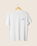 Camiseta blanca unisex con ilustración minimalista en el pecho izquierdo de una caña de pescar azul.