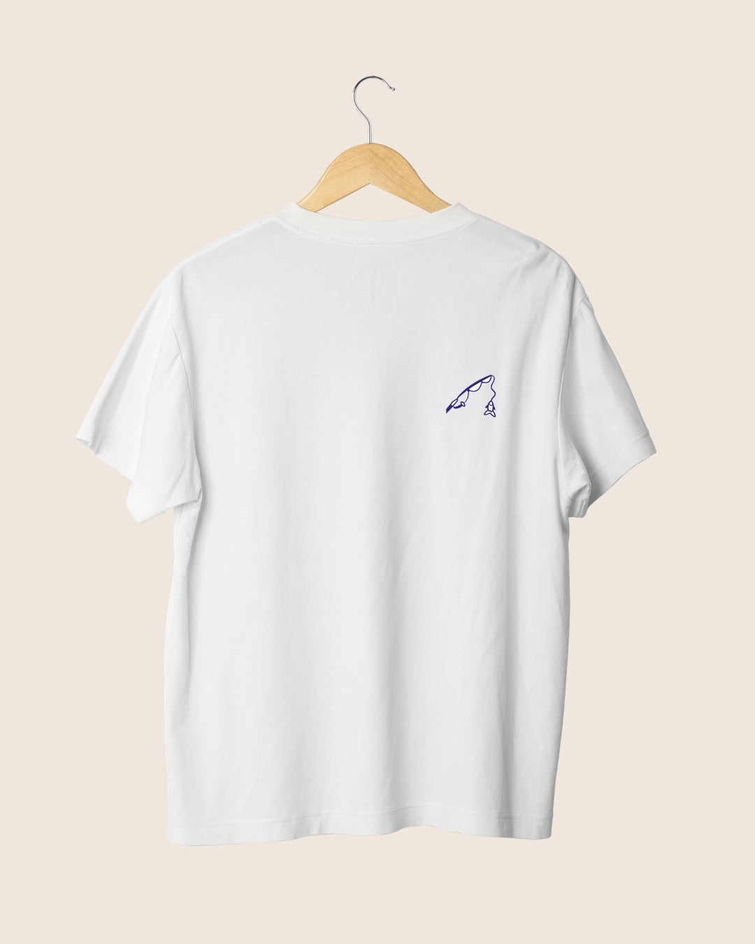 Camiseta blanca unisex con ilustración minimalista en el pecho izquierdo de una caña de pescar azul.