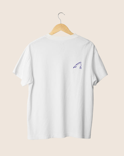 Camiseta blanca unisex con ilustración minimalista en el pecho izquierdo de una caña de pescar azul.
