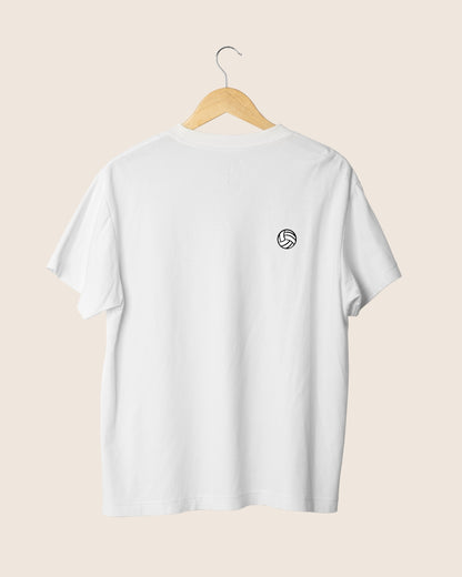 Camiseta blanca unisex con ilustración minimalista en el pecho izquierdo de una pelota de voleibol en blanco y negro.
