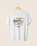 Diseño en la espalda de la camiseta blanca Before Coffee de JR.Ilustracions, con la tipografía no talkie, una taza de café derramada y una cafetera moka en color marrón.