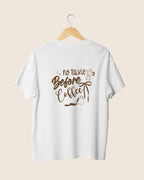 Diseño en la espalda de la camiseta blanca Before Coffee de JR.Ilustracions, con la tipografía no talkie, una taza de café derramada y una cafetera moka en color marrón.