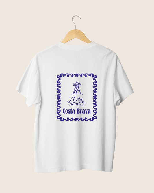 Ilustración en la espalda de la camiseta blanca Costa Brava de JR.Ilustracions, con un diseño en formato sello postal que muestra un faro sobre las olas del mar Mediterráneo.