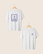 Detalle minimalista en el pecho de la camiseta blanca unisex Costa Brava, con un icono lineal de un faro costero en color azul.