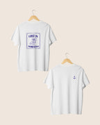 Detalle en el pecho de la camiseta blanca unisex Lost in Tramuntana, con la silueta minimalista de un ancla clásica en color azul tinta.