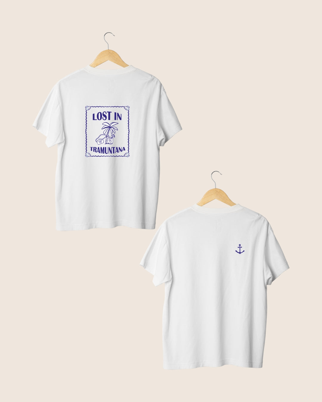 Detalle en el pecho de la camiseta blanca unisex Lost in Tramuntana, con la silueta minimalista de un ancla clásica en color azul tinta.