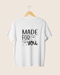 Diseño en la espalda de la camiseta blanca urbana Made For You de JR.Ilustracions, con una ilustración de estilo pop nostálgico de una pareja de personajes y la frase central en negro.