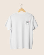 Detalle en el pecho de la camiseta blanca unisex Made For You, con la ilustración de un personaje nostálgico, un bocadillo de texto y un corazón rojo.