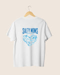 Diseño principal en la espalda de la camiseta blanca Salty Moms Beach Club de JR.Ilustracions, con tipografía de estilo universitario sobre un corazón formado por delfines, tortugas, conchas y corales.