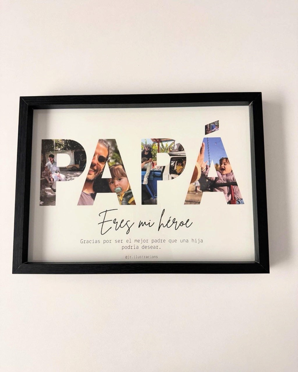 Collage de fotos con la palabra papá en formato físico con marco para decorar el dormitorio o despacho.