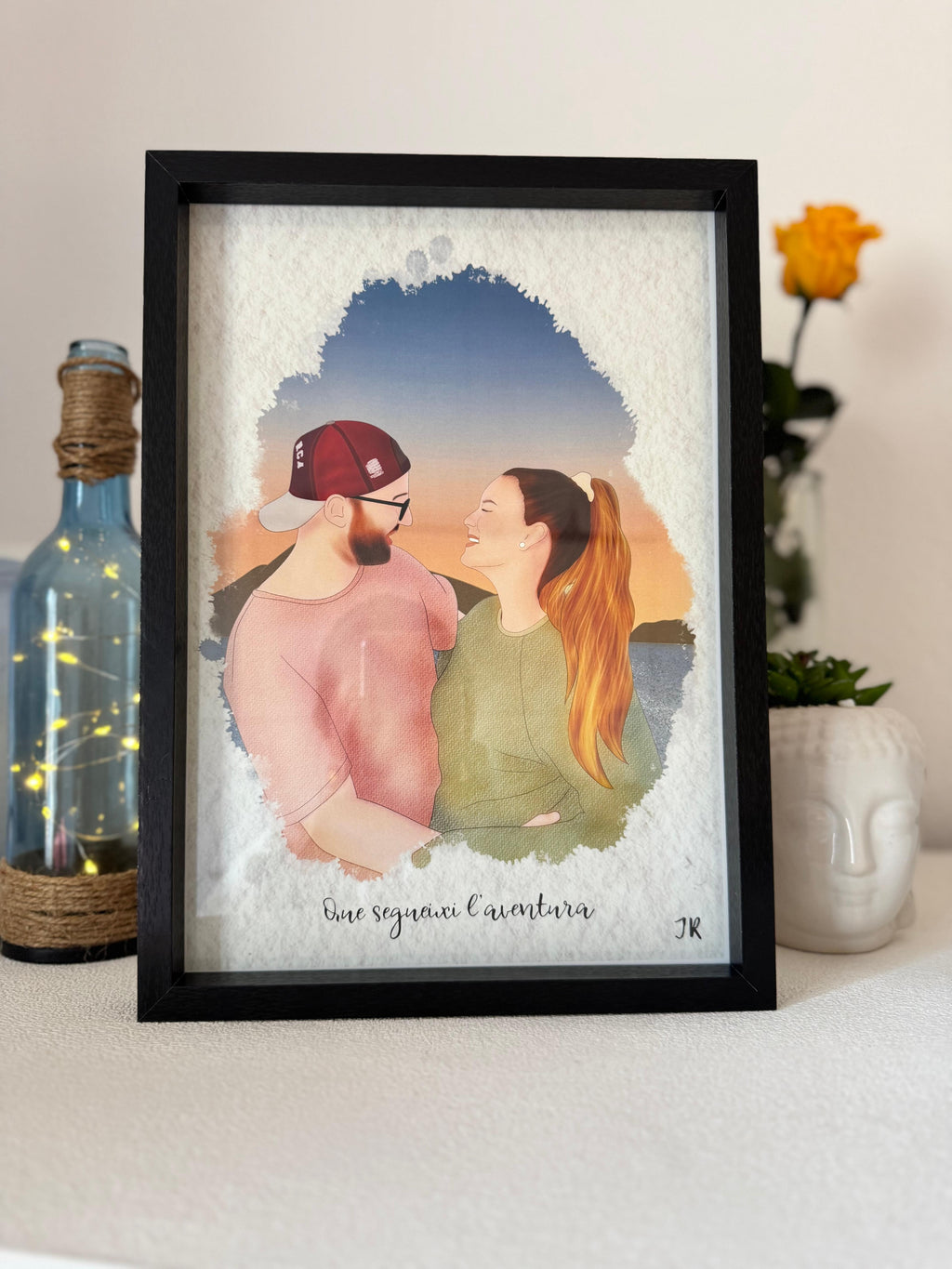 Cuadro de amor personalizado estilo minimalista con ilustración de pareja sobre fondo de flores.