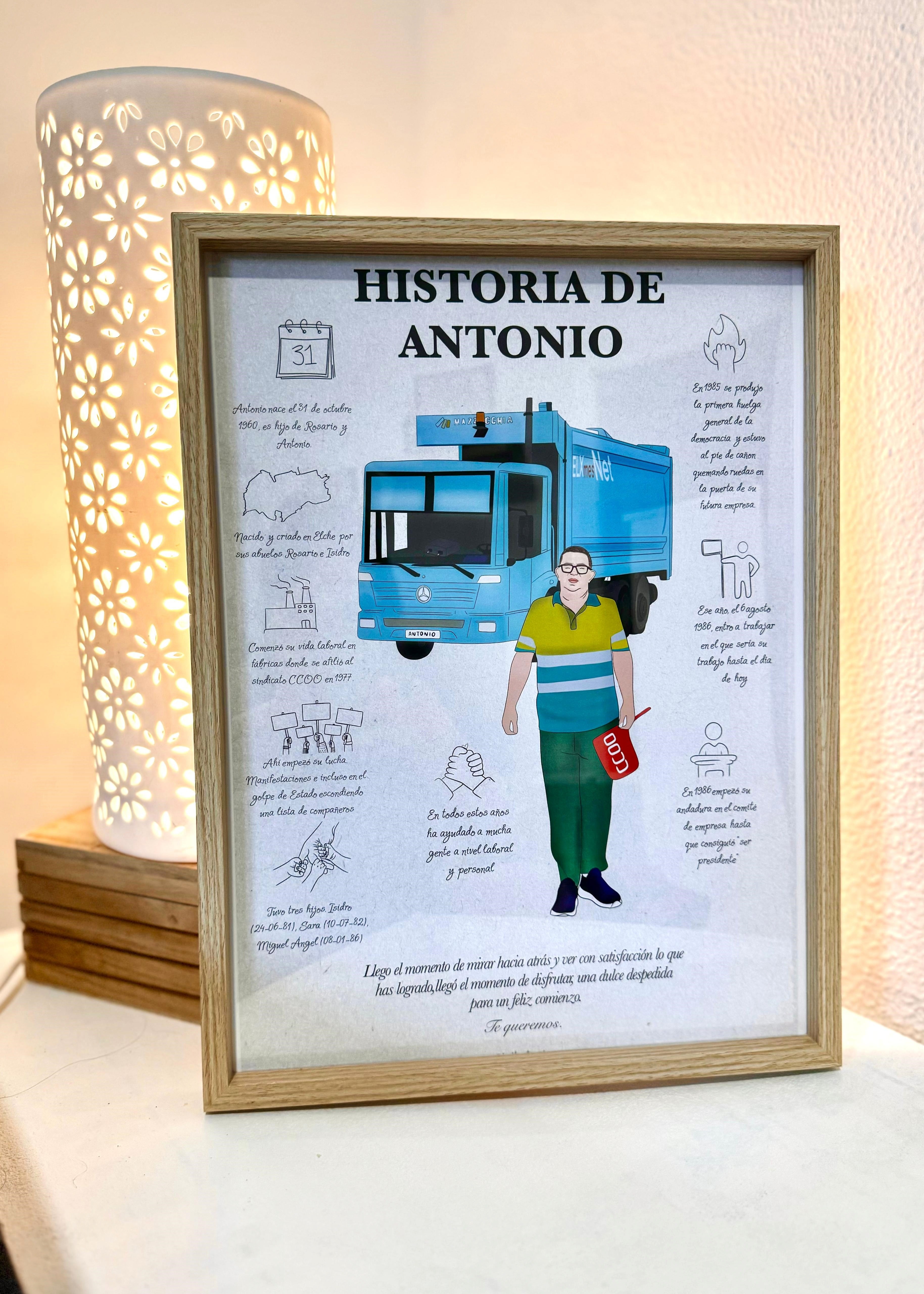 Cuadro con diseño biográfico ilustrado decorando con calidez un mueble del salón de casa.