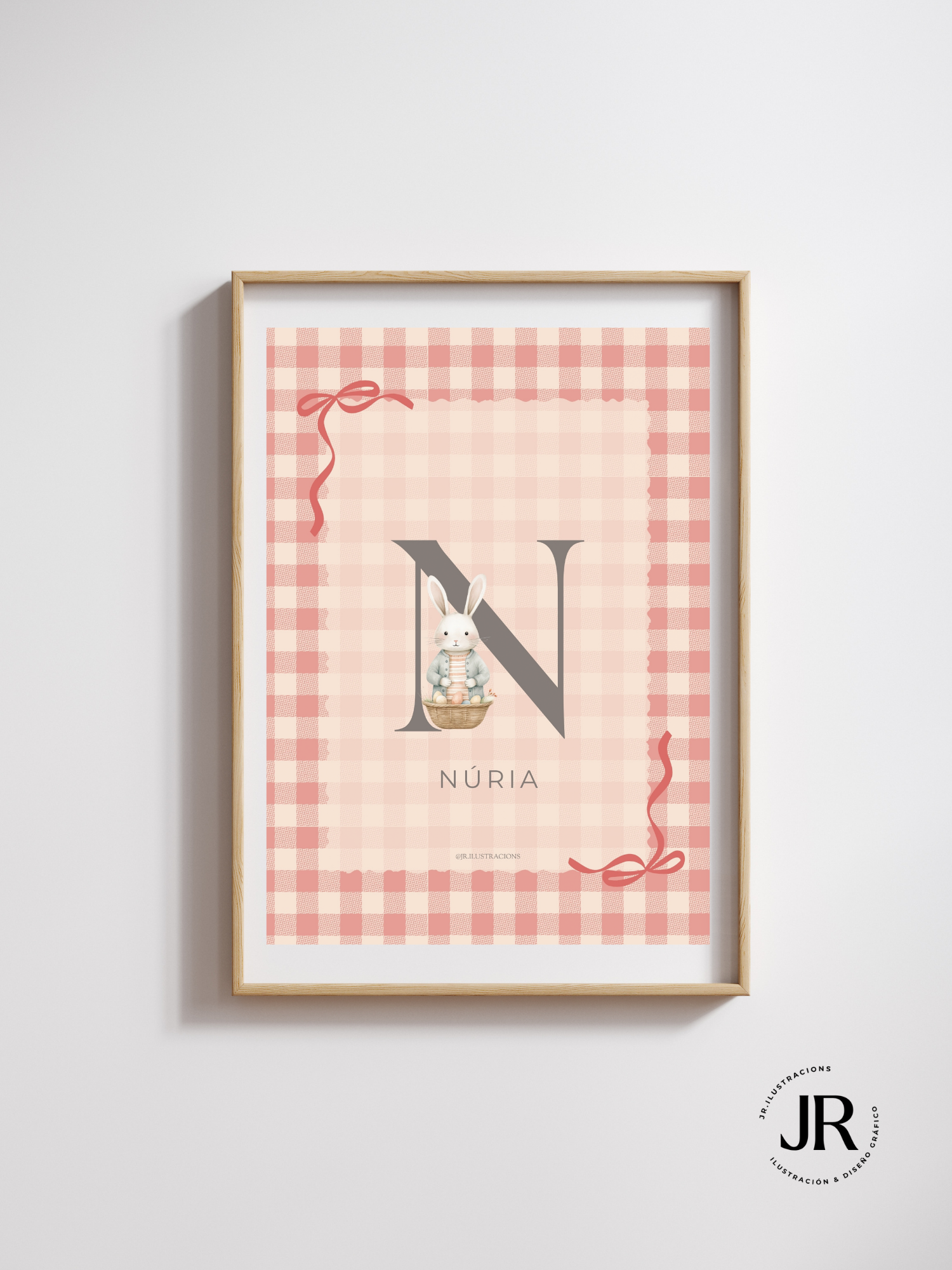 Cuadro con la inicial N de niña y conejito adorable enmarcado para pared de dormitorio infantil.