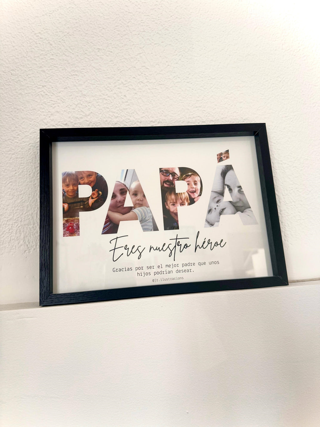 Cuadro moderno con la palabra papá rellena de recuerdos especiales y dedicatoria inferior.