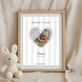 Cuadro de nacimiento personalizado Bienvenida al mundo con marco de madera clara y peluche de conejo.
