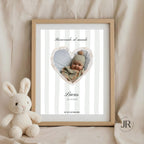 Cuadro de nacimiento personalizado Bienvenida al mundo con marco de madera clara y peluche de conejo.