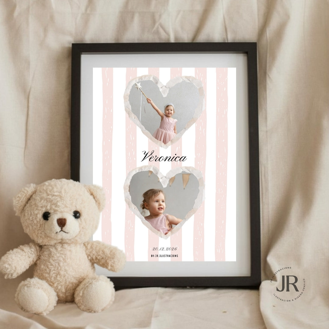 Cuadro de nacimiento personalizado Doble Latido con dos fotos de bebé enmarcado en negro junto a un osito.
