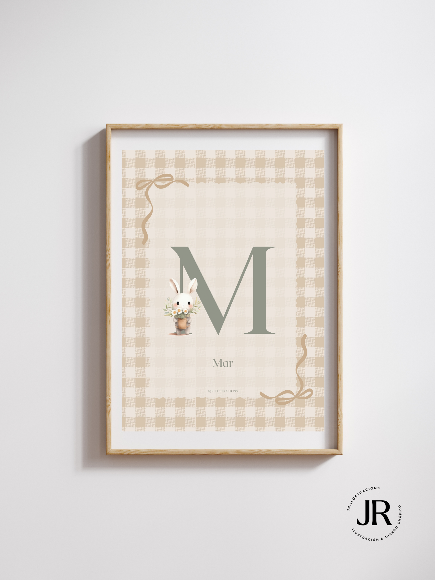 Cuadro personalizado para habitación de bebé con inicial M en tonos tierra y estilo rústico.