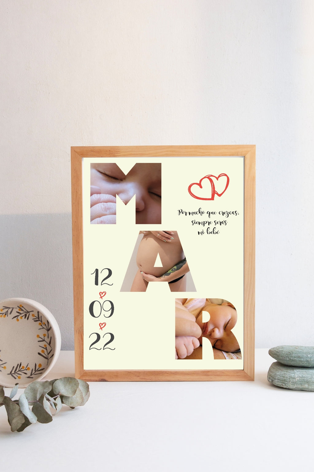 Cuadro personalizado de nacimiento con collage de fotos en letras del nombre del bebé y marco de madera clara.