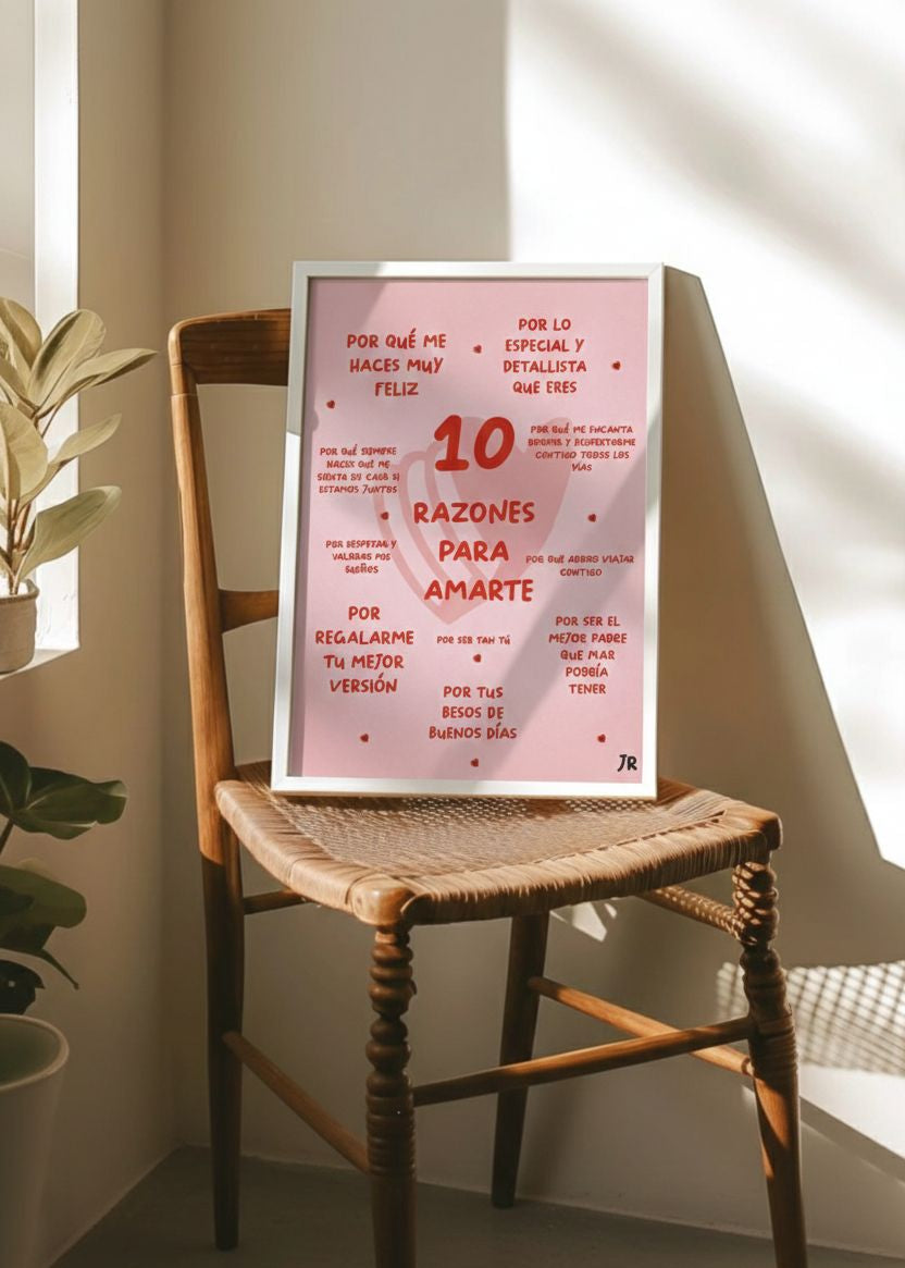 Cuadro romántico personalizado 10 razones para amarte con marco blanco apoyado en silla de madera rústica.