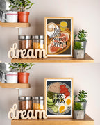 Decoración de cocina moderna con lámina colorida de desayuno en estante flotante de madera clara.