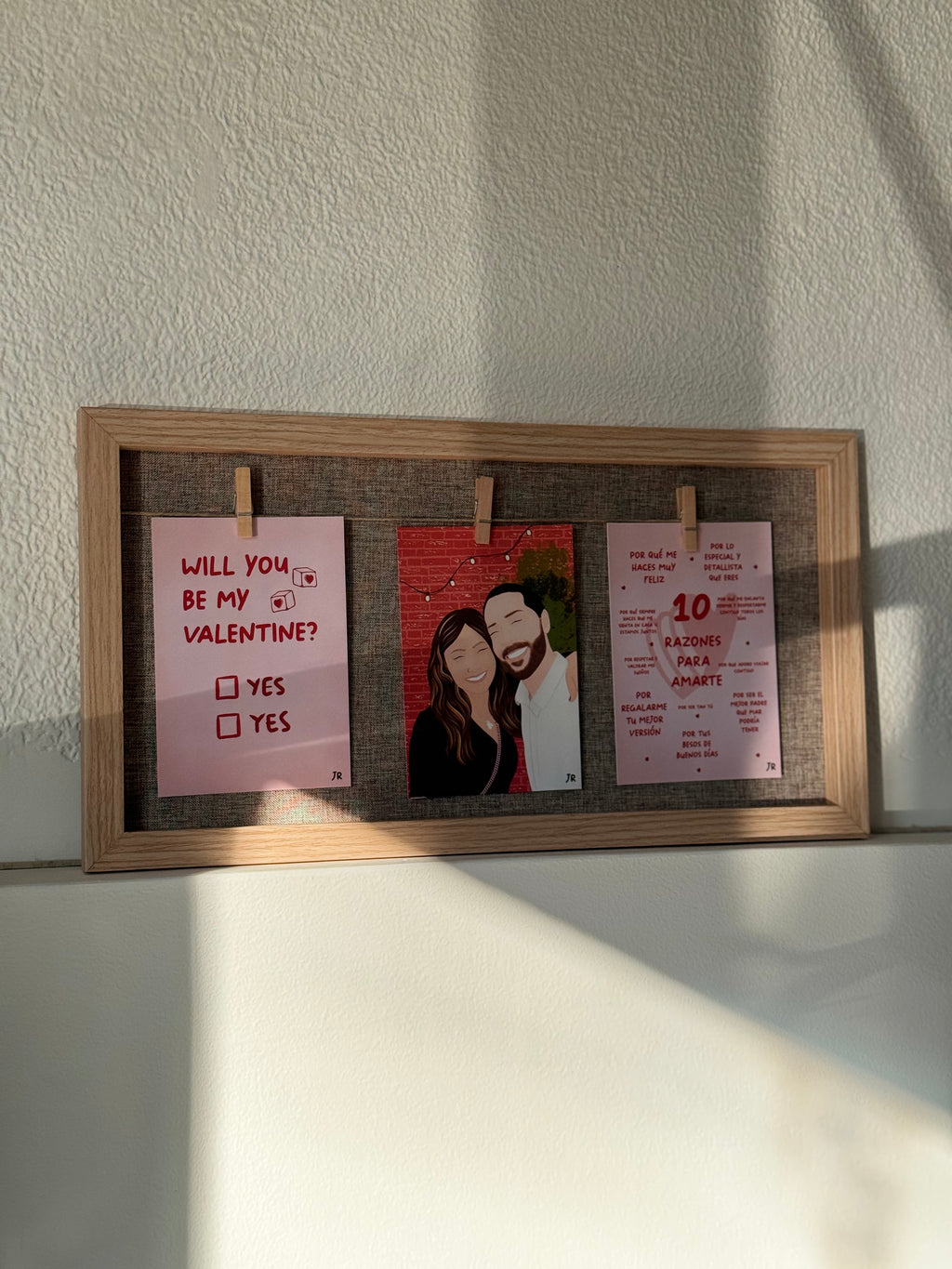 Ideas de decoración para San Valentín con cuadros de pinzas personalizados con dibujos hechos a mano.
