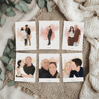 Mosaico con seis modelos de Mini Recuerdos Ilustrados con diferentes retratos de parejas y personas sobre un fondo textil rústico y hojas de eucalipto.