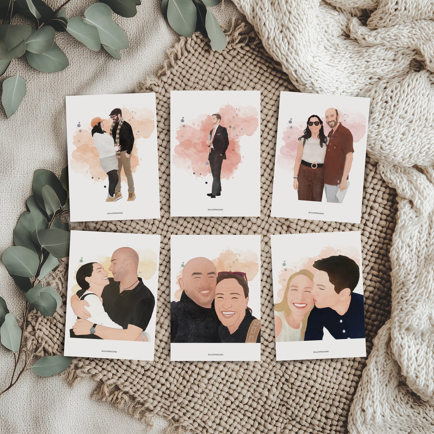 Mosaico con seis modelos de Mini Recuerdos Ilustrados con diferentes retratos de parejas y personas sobre un fondo textil rústico y hojas de eucalipto.