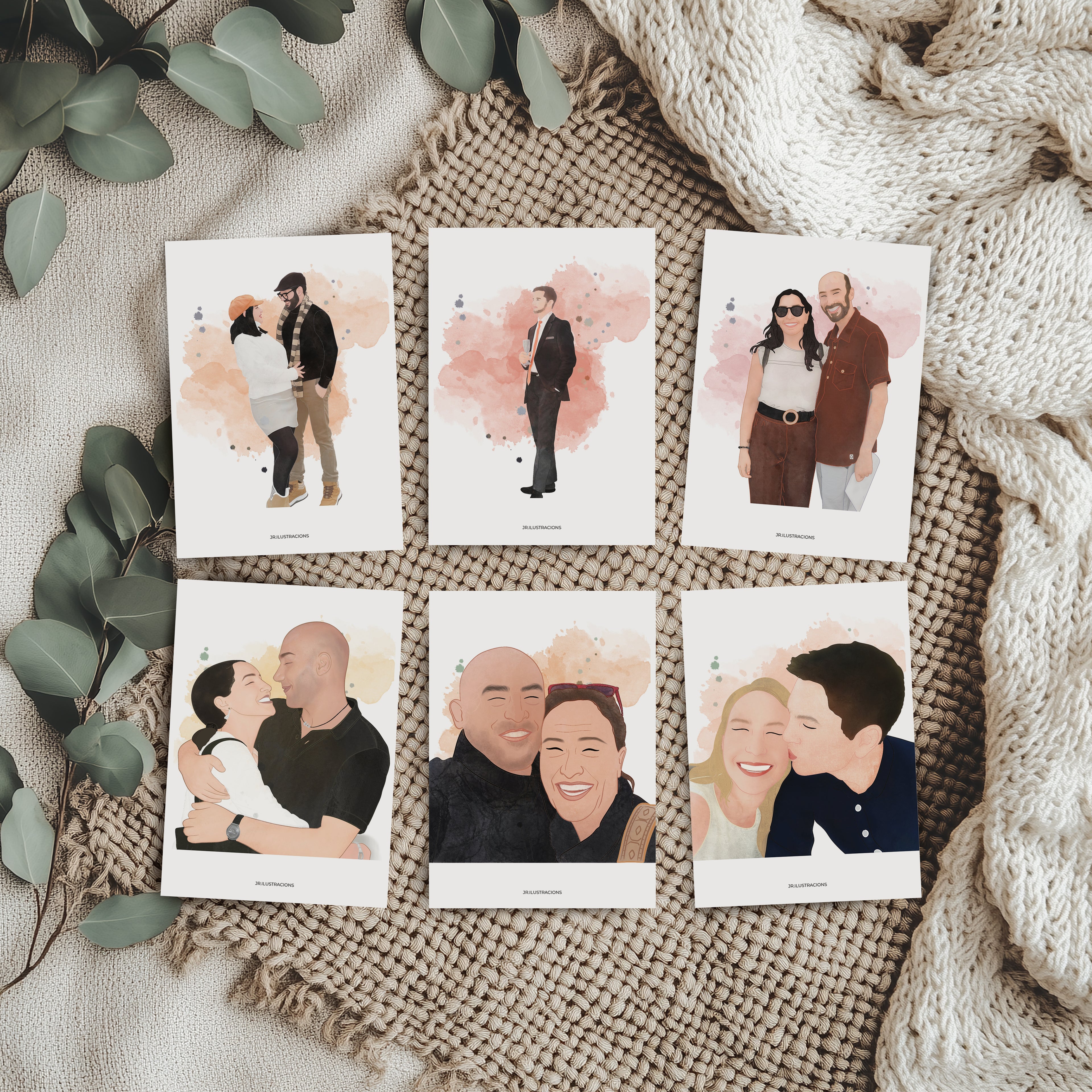 Mosaico con seis modelos de Mini Recuerdos Ilustrados con diferentes retratos de parejas y personas sobre un fondo textil rústico y hojas de eucalipto.