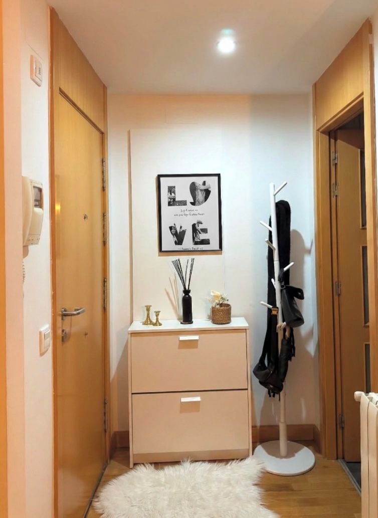 Ideas de decoración para el recibidor de casa con cuadro de fotos personalizado enmarcado en negro.