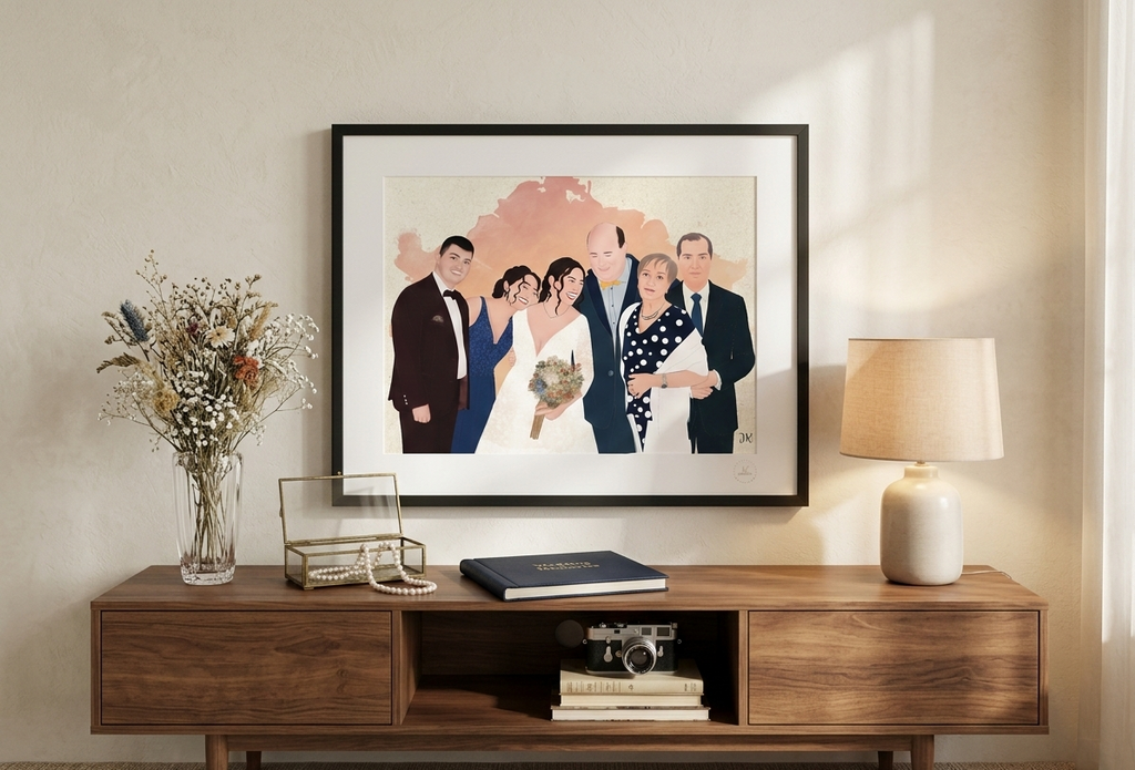 Ilustración personalizada desde foto de grupo enmarcada en negro sobre mueble recibidor moderno.