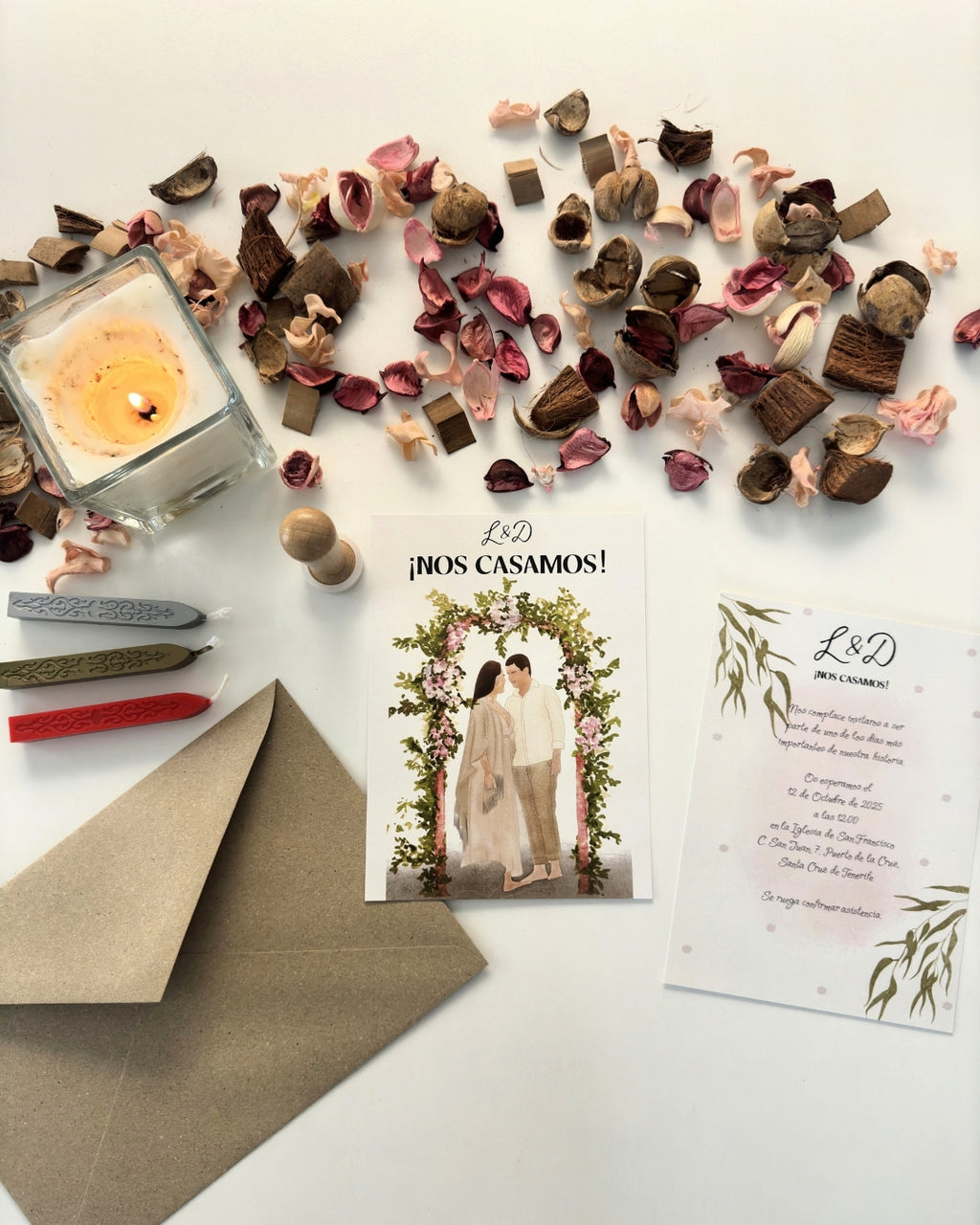 Invitaciones de boda personalizadas con ilustración de pareja bajo arco de flores y sobre kraft.