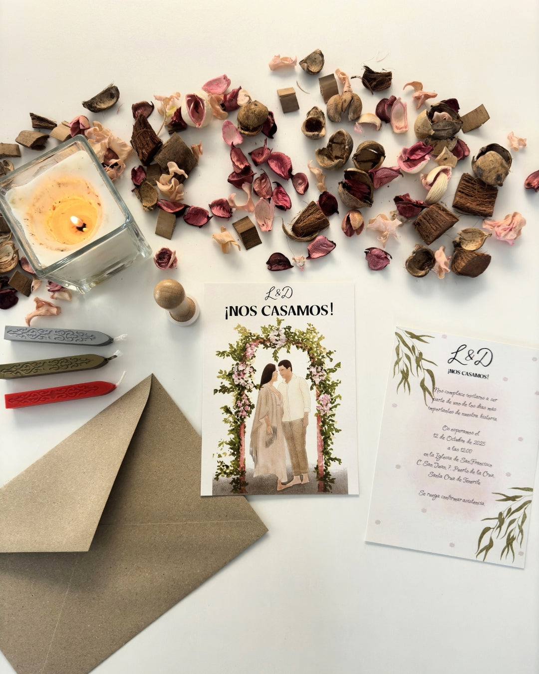 Invitaciones de boda personalizadas con ilustración de pareja bajo arco de flores y sobre kraft.