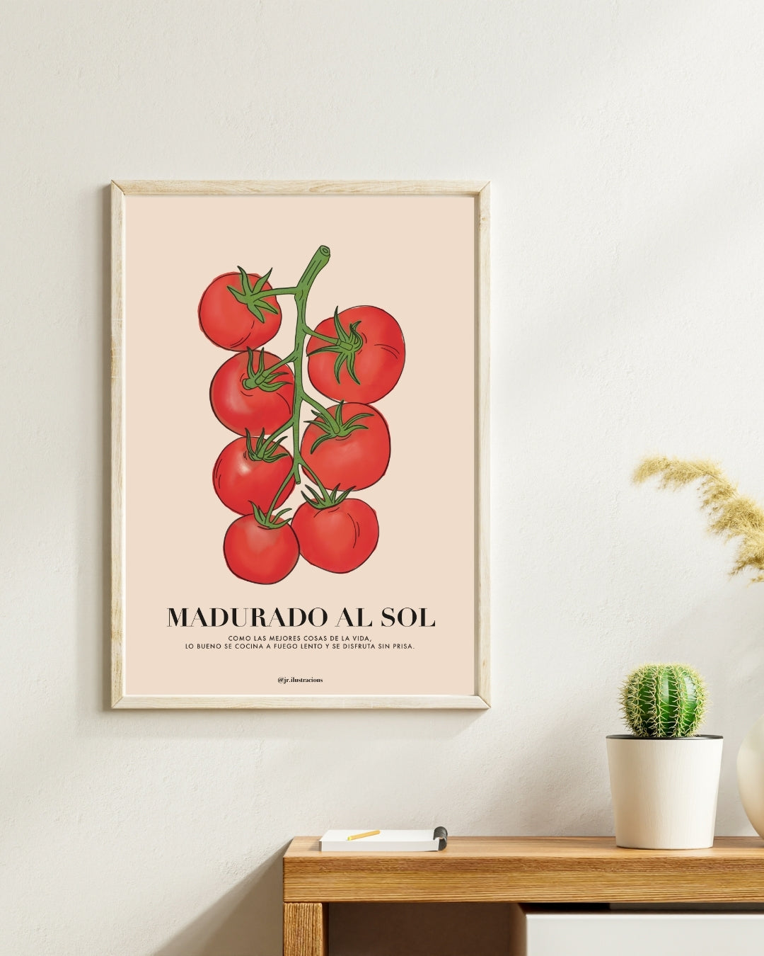 Lámina decorativa para cocina Madurado al Sol con ilustración de tomates enmarcada en madera clara.