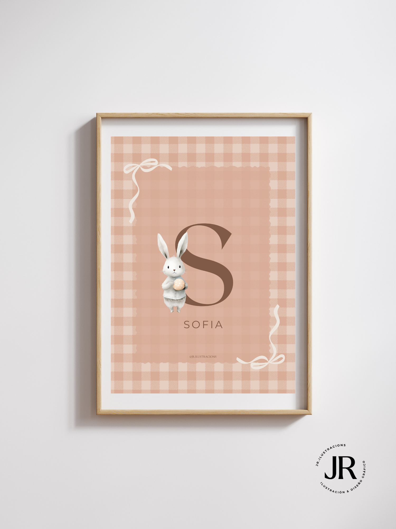 Lámina decorativa infantil con inicial S de Sofía y fondo de cuadros terracota pastel.
