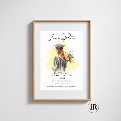 Lámina de graduación universitaria con marco de madera clara y paspartú elegante para regalo.