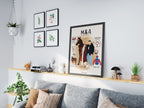 Lámina de historia de amor enmarcada en negro integrada en la decoración de un hogar moderno.