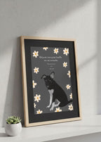 Lámina de homenaje para perro fallecido con ilustración de mascota rodeada de margaritas y marco de madera clara.