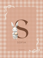 Lámina infantil de conejito con la inicial S de Sofía en color terracota suave para niña.