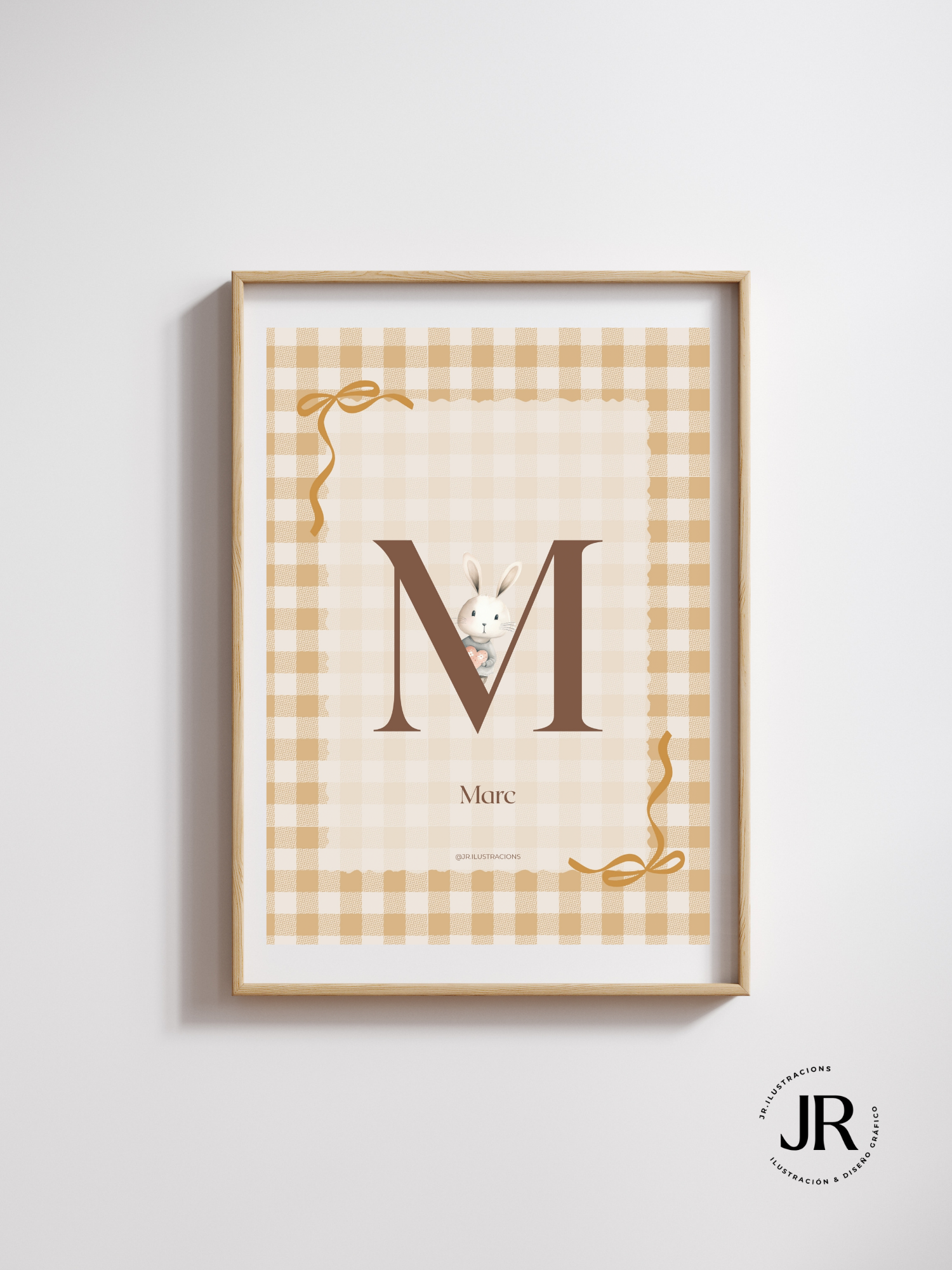 Lámina infantil personalizada con la inicial M de Marc con ilustración de conejito y fondo Vichy marrón.