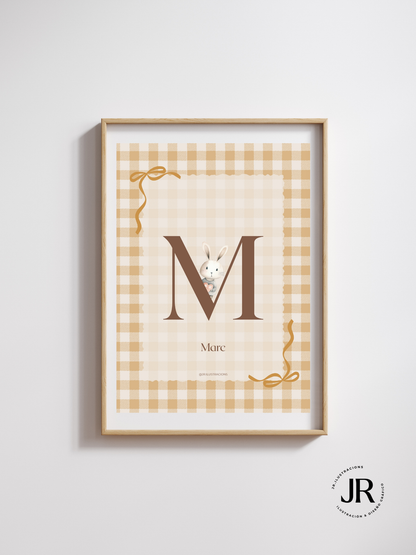 Lámina infantil personalizada con la inicial M de Marc con ilustración de conejito y fondo Vichy marrón.