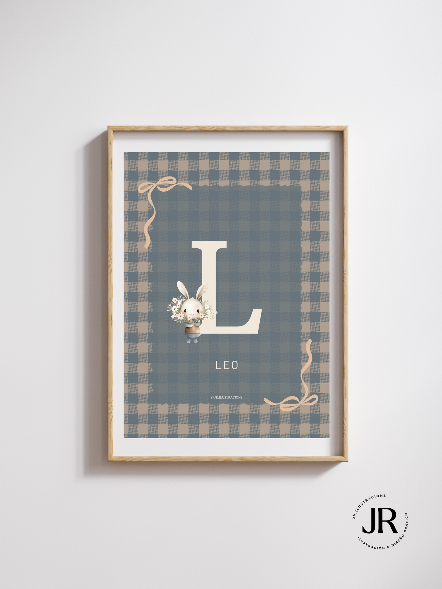 Lámina con inicial L de bebé enmarcada en madera clara para decoración de cuartos infantiles.