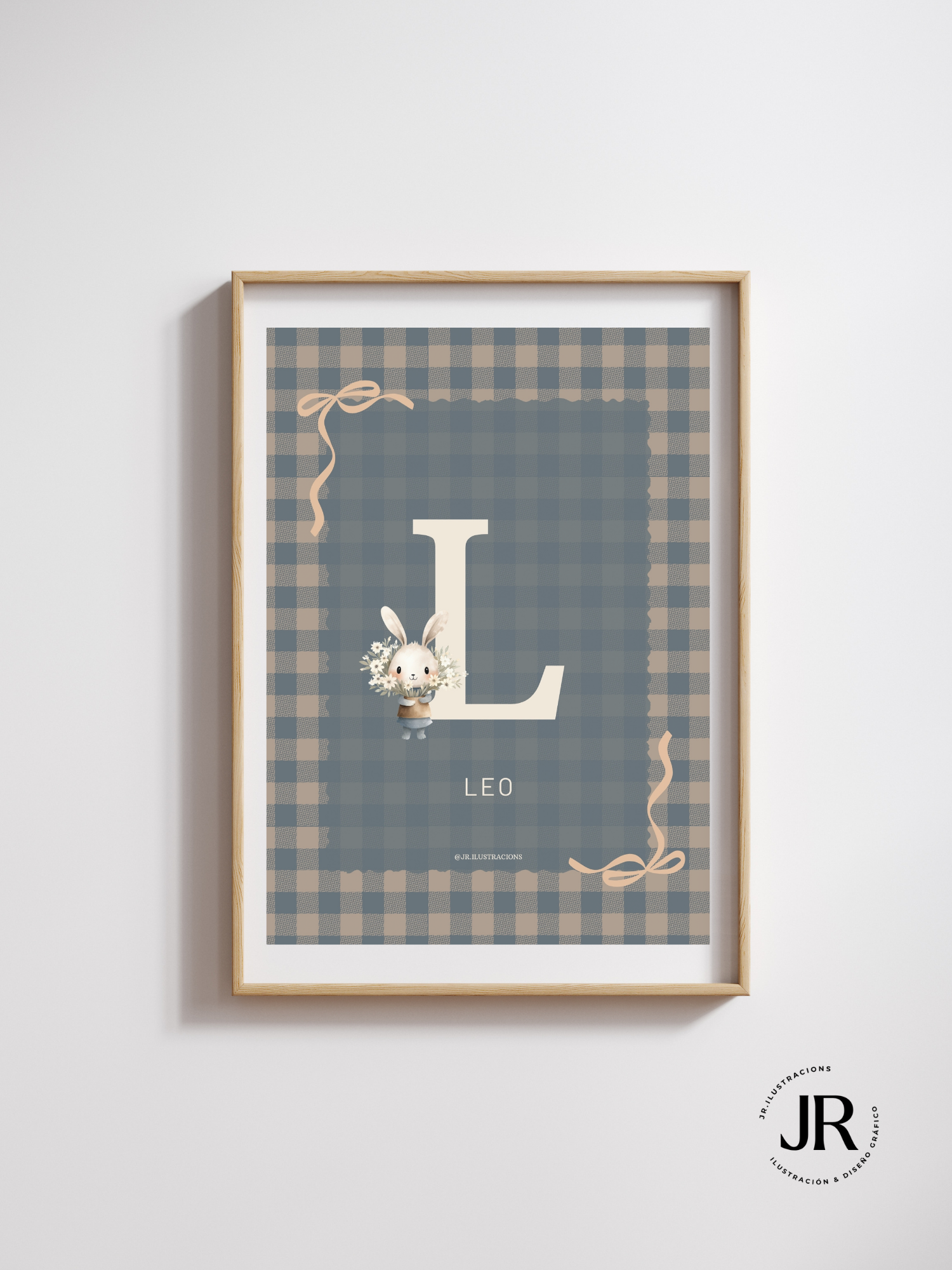 Lámina con inicial L de bebé enmarcada en madera clara para decoración de cuartos infantiles.