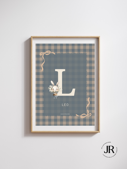 Lámina con inicial L de bebé enmarcada en madera clara para decoración de cuartos infantiles.