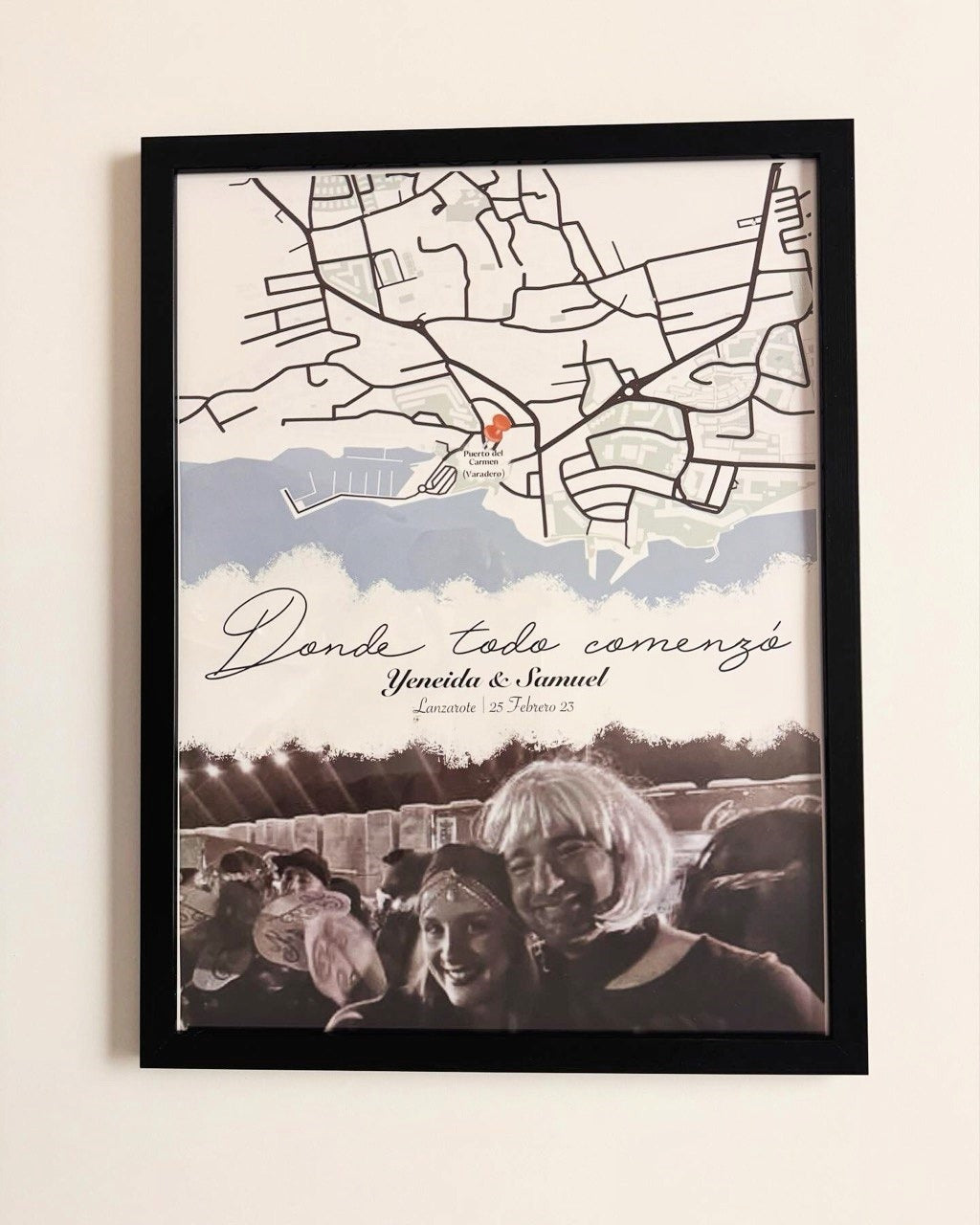 Lámina enmarcada de mapa personalizado con foto en blanco y negro ideal para San Valentín.